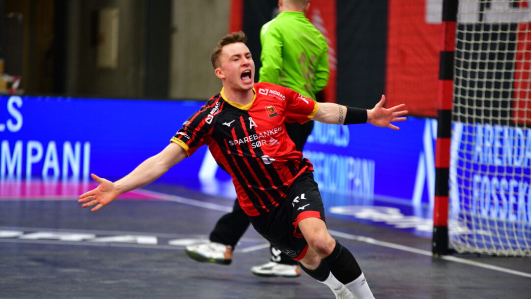 Dagur Gautason feirer etter scoring mot Bergen Håndball.