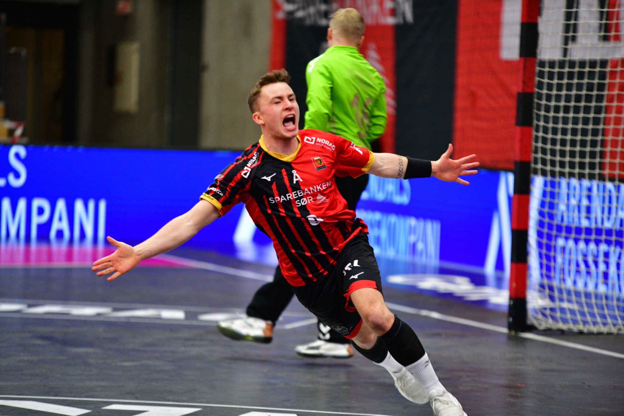Dagur Gautason feirer etter scoring mot Bergen Håndball.